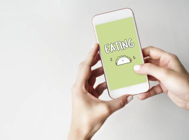 Cep telefonu ellerinde.