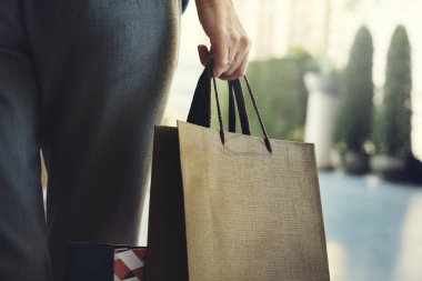 Alışveriş çantalı kadın.