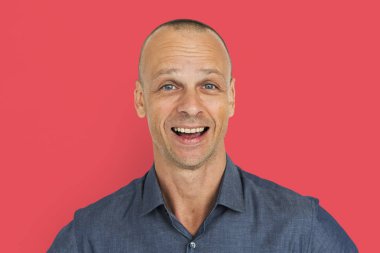 Beyaz adam mutlu gülümseyerek