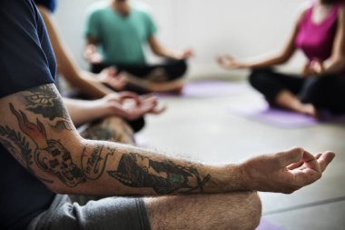 insanlar Yoga pratik yapıyor