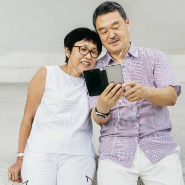 Cep telefonu kullanan çift