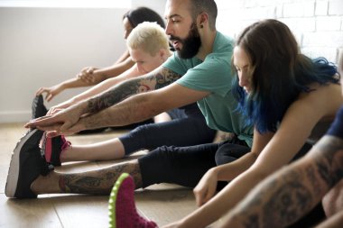 Sportif insanlar Yoga esneme yapıyor