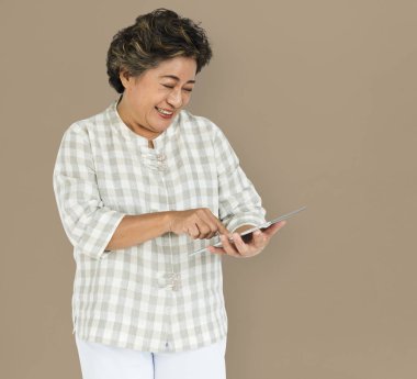 kadın holding tablet