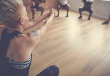 İnsanlar egzersiz sınıfında