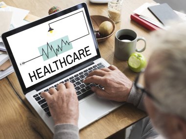 Kıdemli dijital dizüstü bilgisayar kullanan adam 