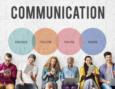 Dijital aygıtlar kullanan insanlar