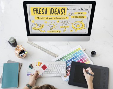 bilgisayarda çalışan tasarımcı