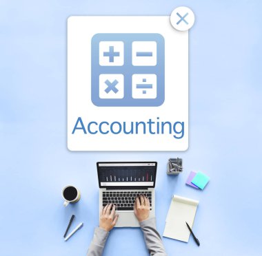 dizüstü bilgisayar üzerinde çalışan kişi