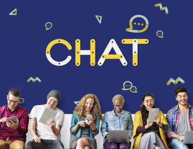 Dijital aygıtlar kullanan insanlar