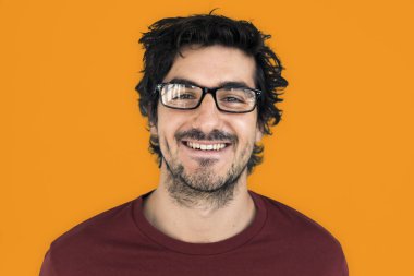 Studio gülümseyen adam