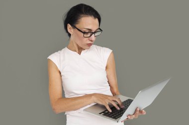 İş kadını Laptop 'ta çalışıyor