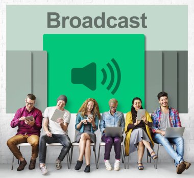 Dijital aygıtlar kullanan insanlar