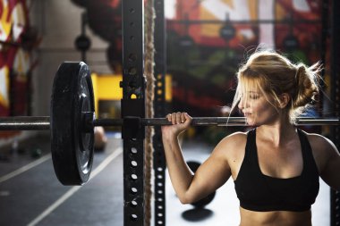 Spor salonunda egzersiz yapan kadın.