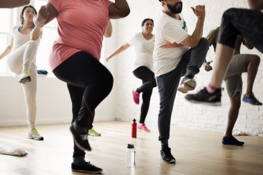 İnsanlar egzersiz sınıfında