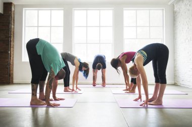 insanlar Yoga pratik yapıyor