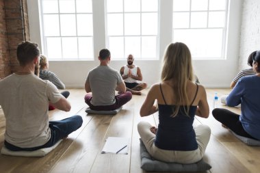 Joga yapan insanlar 