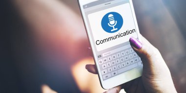 Akıllı telefon kullanan kadın