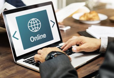 tipik dizüstü klavye üzerinde iş adamı