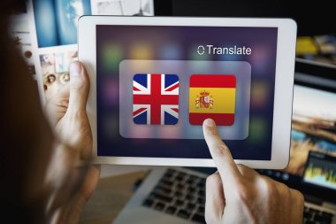 Dijital tablet kullanan adam