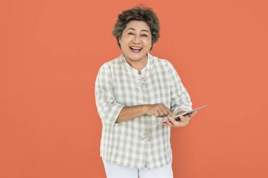 kadın holding tablet