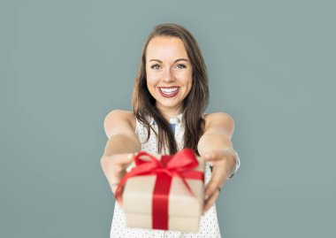 Noel hediyesi kutu tutan kadın,