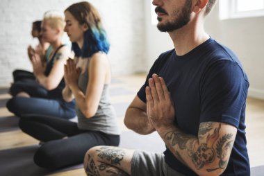 insanlar Yoga pratik yapıyor
