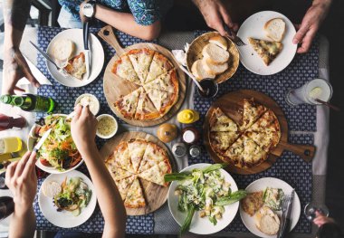 Pizza Yiyen Arkadaşlar