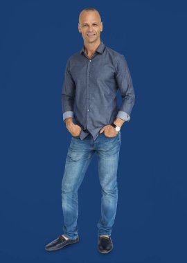 Beyaz yakışıklı adam ayakta