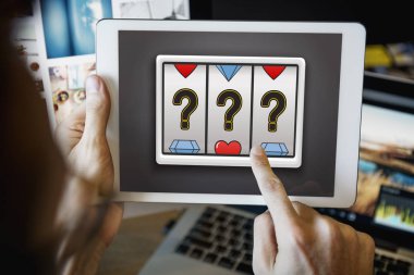 Dijital tablet kullanan adam