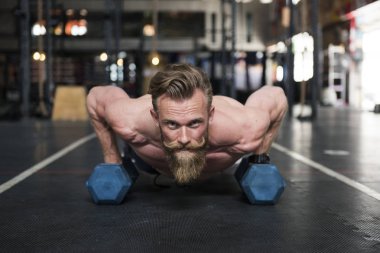 Spor salonunda egzersiz yapan adam.