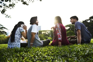 güzel Hint arkadaşlar dizüstü bilgisayar kullanarak