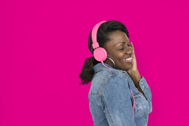 Afrikalı kadın kulaklık müzik dinleme