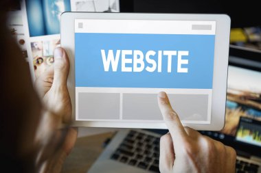 Dijital tablet kullanan adam