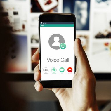 Akıllı telefon kullanan adam