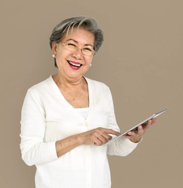  dijital tablet kullanan kadın