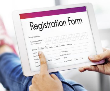 Dijital tablet kullanan kişi