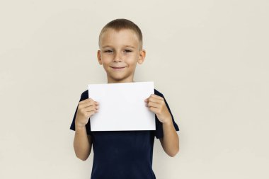 Küçük çocuk holding kağıt boş