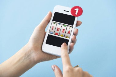 insan elinden tutarak cep telefonu