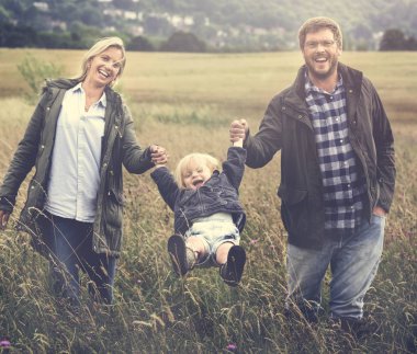 Mutlu anne oğlu Holding
