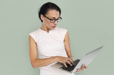 İş kadını Laptop 'ta çalışıyor