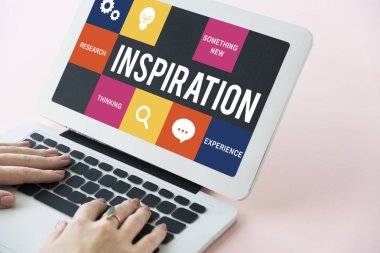 Dizüstü bilgisayarda çalışan kadın