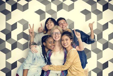 Öğrenciler birlikte sarılma