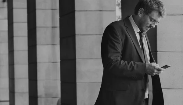 Businessman using smartphone — Stock Photo, Image