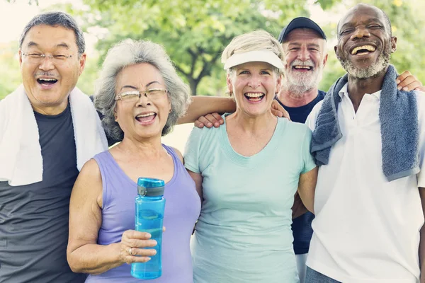 Senior vänner gör övning — Stockfoto