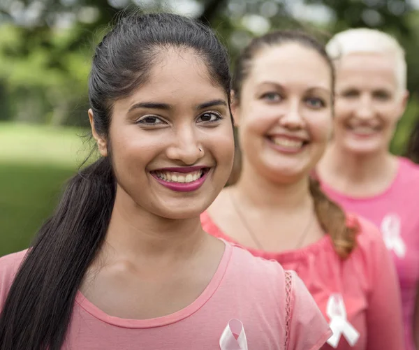 Жінки в рожевих сорочках — стокове фото