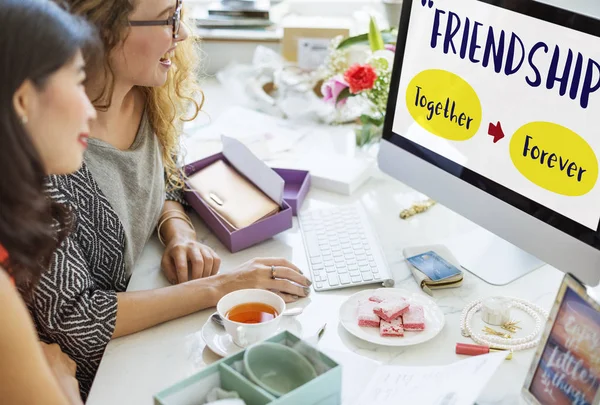 Jeune femme à la table de travail — Photo