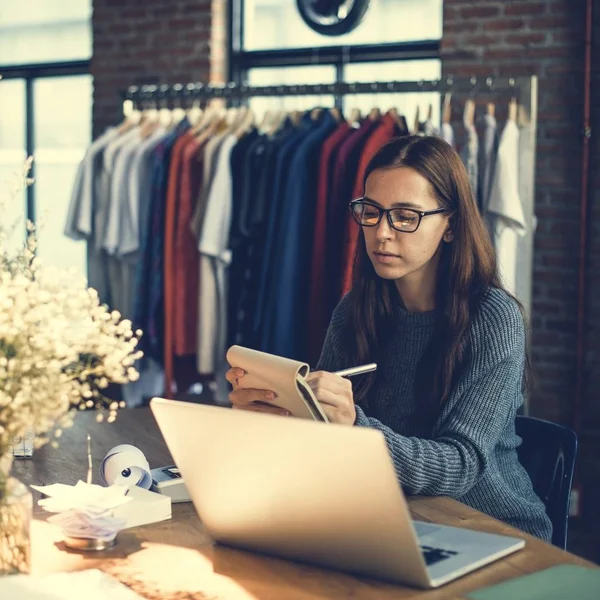 Wowan arbeitet im Geschäft — Stockfoto