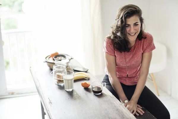 Mulher sentada na cozinha — Fotografia de Stock