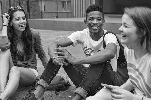 Teenie-Freunde hängen herum — Stockfoto