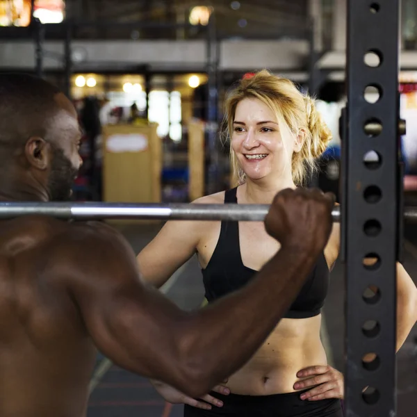 Mensen die sporten in de sportschool — Stockfoto